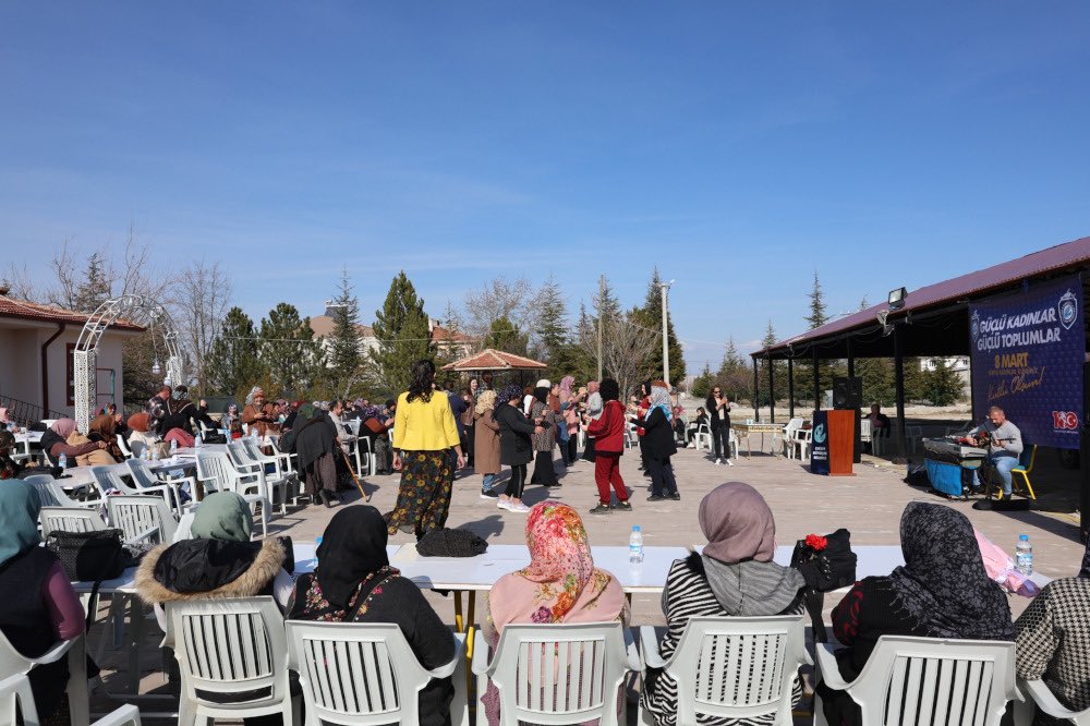 Eskişehir Büyükşehir Belediyesi’nin 8 Mart Dünya Kadınlar Günü’ne özel kırsal ilçelerden başlattığı etkinlikler devam ediyor. Buluşmalarla kadın dayanışması güçlenirken Han, Alpu ve Günyüzü ilçelerinde düzenlenen etkinlikler büyük ilgi gördü.