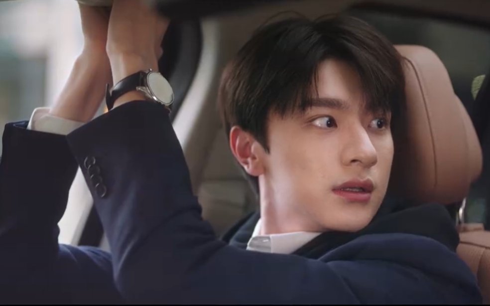 #EveryoneLovesMe: The way Gu Xun teases is so cute.
Yue Qian Ling is starting to piece together that Gu Xun is Campus Hunk.
How did Yue Qian Ling even get her licence?😂