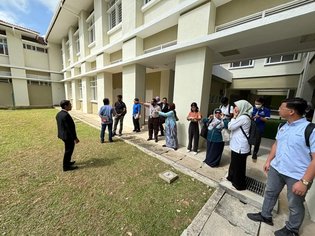 MaHTASMalaysia's tweet photo. An insightful site visit for the medical delivery drone proof of concept project as one of the NTIS initiative at the health tech hub site, Hospital Bera. Joining us were experts from MRANTI, MOSTI, Hospital Bera and HOSHAS.

 #MaHTAS #MedicalInnovation #DronesForHealthcare https://t.co/AjnI3QsP9e