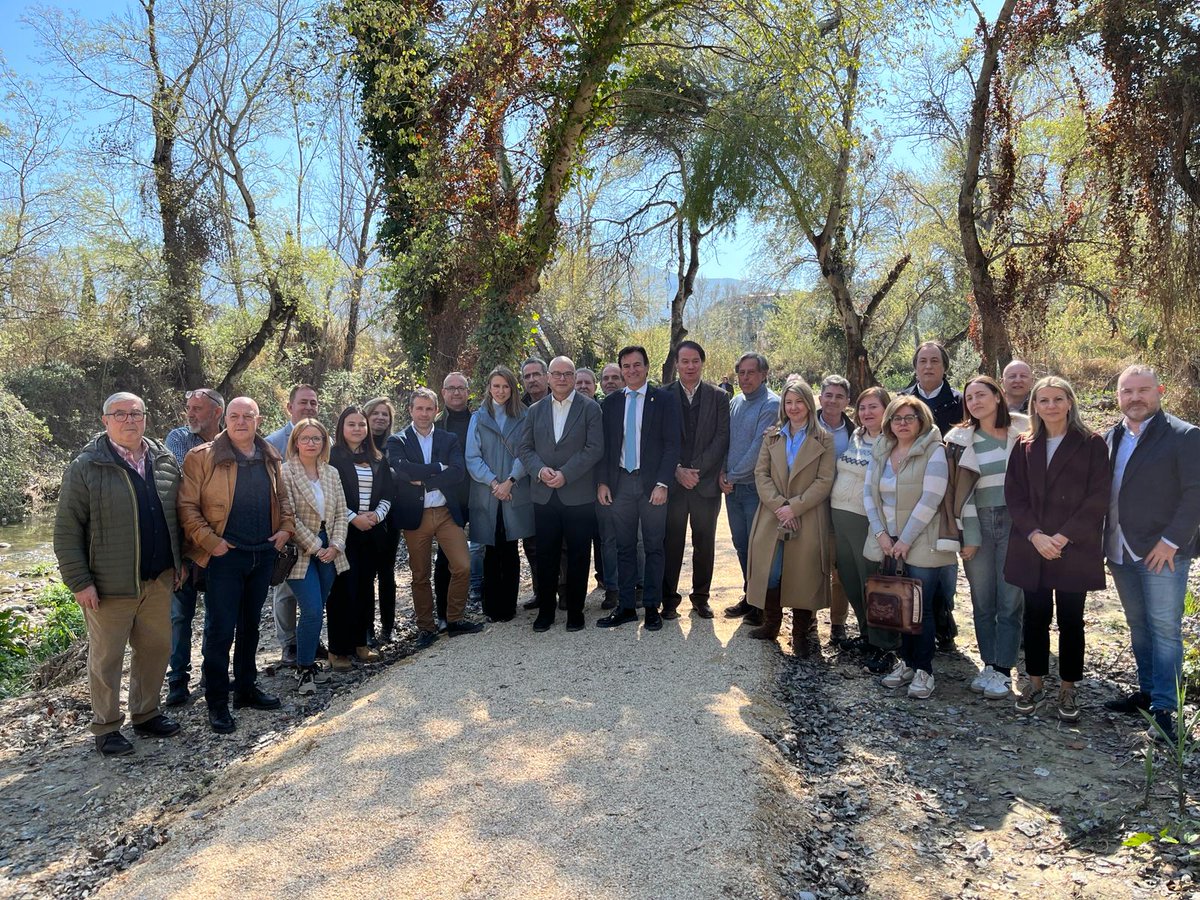 SubdeGobJaen's tweet photo. El subdelegado 🇪🇸 @manuelfdezjaen destaca el trabajo de la @CHGuadalquivir que finaliza la primera fase del proyecto para la recuperación del paraje de #LosCañones #Jaén Visita la senda fluvial de 1,2 km.  que incluye una pasarela y paso de pescadores, entre otras intervenciones https://t.co/fbW6hQJRq0