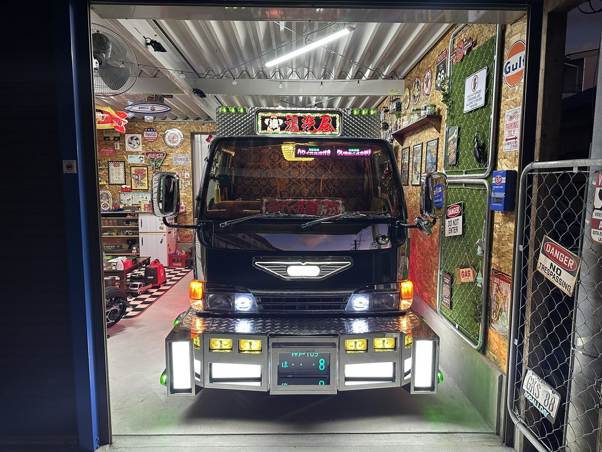 先月はついに
キャデラックバンパー制作して頂きました
2トン標準で4トンのバランスにしたくて
めちゃくちゃ拘りましたが 設計で悩みました
幼少期から1番かっこいいって思ってた形のまんまです😏