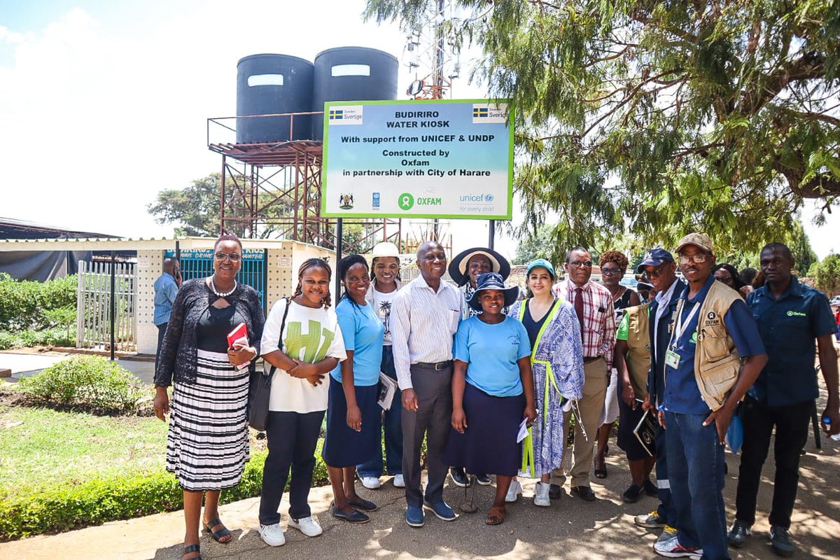 💧💧@G_LaryeaAdjei and @LanaWreikat wrap up their visit to 🇿🇼 with a visit to Budiriro Water Kiosk where they saw the impressive efforts of the community to provide safe water which is essential not only to end cholera, but to improve child health and well-being. @OxfaminZim