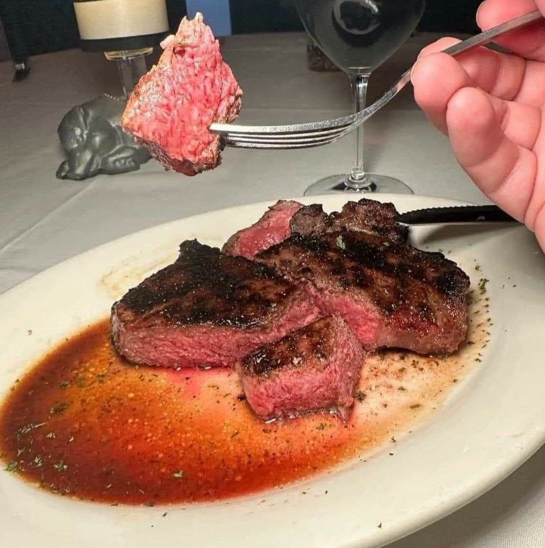 I'm afraid of people that eat their steak like this, you're totally capable of eating a human.🤮🏃🏿‍♂️