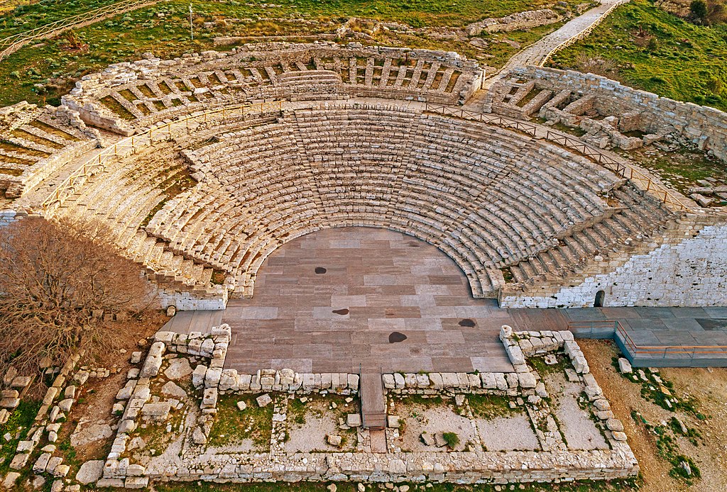 Teatro griego de Segesta, Sicilia (s.IIIaC). De nuevo volvemos a la antigua e histórica ciudad de Segesta, donde a parte del maravilloso templo inacabado, se conserva situado aún a  más altitud, este maravilloso teatro griego.