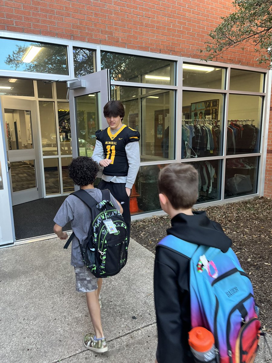 Great morning greeting the courageous and wise students at @RogersFrisco Proud of our guys Nick G., Jackson W., Paul E., Brayden R. @AMetcal #leaderslead