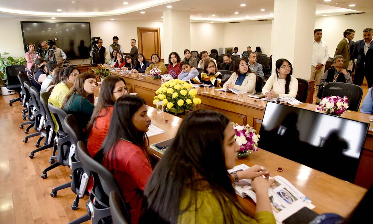 Monika Jaglan, IIS (@monika_iis) on Twitter photo 📢 Exciting day as Minister <a href="/HardeepSPuri/">Hardeep Singh Puri</a> engages with Mass Comm students!
🎓🏛️ Discussed urbanization, city planning, and India's strides in Urban Development. 🌆🇮🇳 Insightful conversation shaping the future!
#UrbanDevelopment #CityPlanning 📢 Exciting day as Minister <a href="/HardeepSPuri/">Hardeep Singh Puri</a> engages with Mass Comm students!
🎓🏛️ Discussed urbanization, city planning, and India's strides in Urban Development. 🌆🇮🇳 Insightful conversation shaping the future!
#UrbanDevelopment #CityPlanning