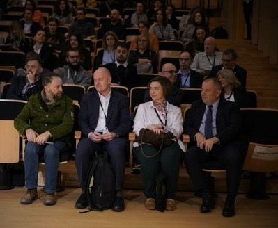 Dziś rano w CN Kopernik wspólnie z Panem Michałem Olszewskim, wiceprezydentem Warszawy, otworzyliśmy międzynarodową konferencję kończącą Projekt COMOBILITY. Grant dotyczył podniesienia jakości życia poprzez zmianę modelu mobilności. Organizatorom projektu i konferencji gratuluję.