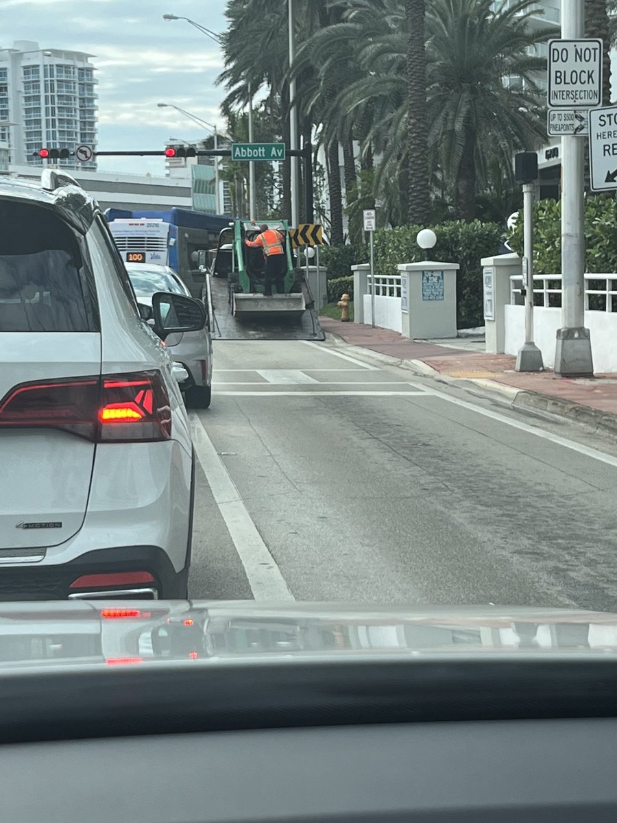 ⁦<a href="/MiamiBeachNews/">City of Miami Beach</a>⁩ how is this ok. Blocking road at 9:15 am