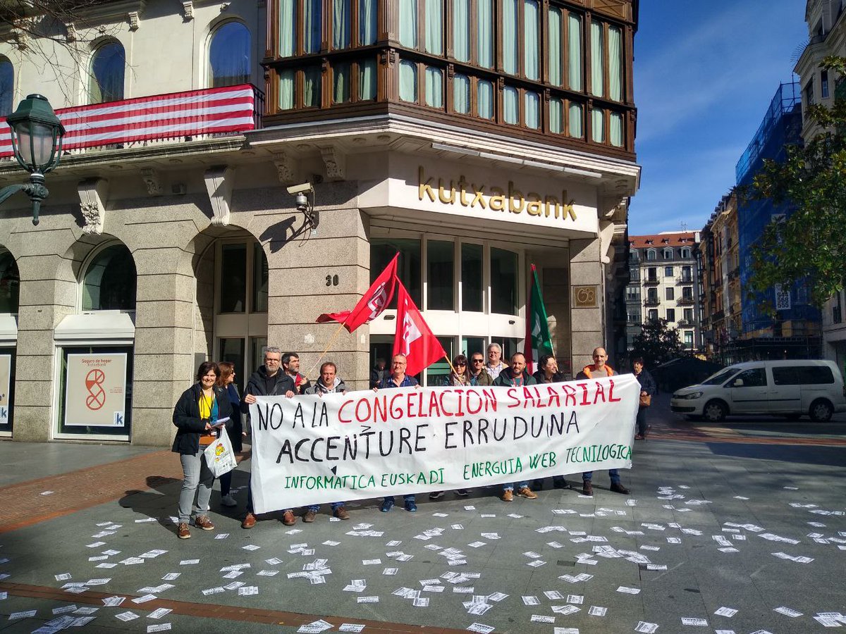 Gaur ere konzentratzioa  egin dugu <a href="/Kutxabank/">Kutxabank</a>-en aurrean <a href="/AccentureSpain/">Accenture España</a>-en konplizea dela salatzeko 📢

Hoy también nos hemos concentrado frente a <a href="/Kutxabank/">Kutxabank</a> para denunciar que es cómplice de <a href="/AccentureSpain/">Accenture España</a> 🚨