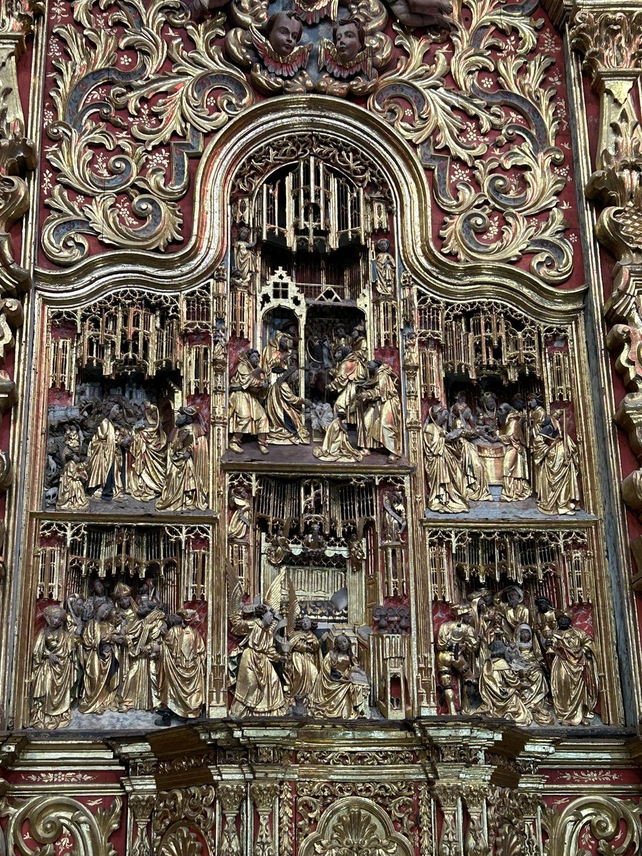 Para verte mejor… 😎 #Lentes o #gafas del #sigloXVI en un relieve del retablo mayor de la Parroquia de San Juan Bautista de Telde, adquirido en Amberes antes de 1515. Lo mejor de #ArteFlamenco en #Canarias, proyecto que desarrollamos en @IslasDeCultura 😵‍💫💪🏽