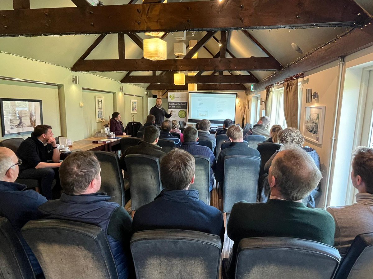 ARN_Home's tweet image. Maximising margins workshop - #dairyfarmers from the WestMidlands learn about the latest in nutrition and managing the transition cow with @TulleyWill and @ProperJobPinker. Monitoring, interrogating data and aligning with KPIs are key along with controlled energy diets.