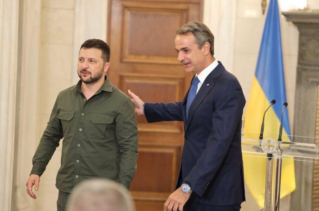 jurgen_nauditt's tweet photo. 😡😡😡Attempt on the life of the president. The enemy struck with ballistics 150 meters from the location where Volodymyr Zelensky met with the Prime Minister of Greece Kyriakos Mitsotakis in Odesa, ProtoThema newspaper reported, citing anonymous sources in the government.

The explosion occurred in the afternoon, when the delegation was already in the city. In one of the videos, the motorcade was spotted in the center. No one was hurt. Officially, the Ukrainian authorities have not yet commented on this. Currently, all TV channels in Greece are discussing the attack as the top topic of the day.