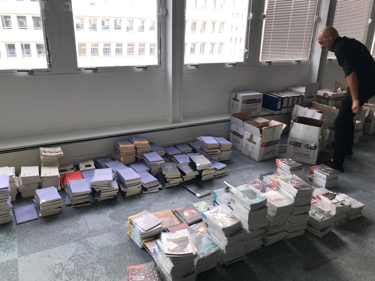 Ça déménage au <a href="/CIPh1983/">Collège international de philosophie</a> ! 
Nous redécouvrons en triant les anciens numéros des “Papiers” du  Collège, des revues et ouvrages “Rue Descartes”, la collection Osiris…