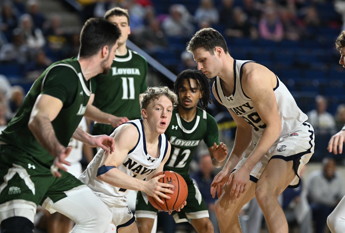 Point guard Austin Benigni scores 24 points and forward Donovan Draper posts a double-double with 16 points and 11 rebounds as @NavyBasketball beats @LoyolaMBB, 64-48, in the first round of the @PatriotLeague Tournament. capitalgazette.com/2024/03/05/nav…