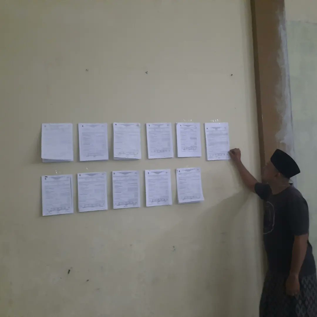 KembanganPps's tweet photo. Penempelan C Hasil Salinan di Balai Desa Kembangan https://t.co/5NpYgxv5wx