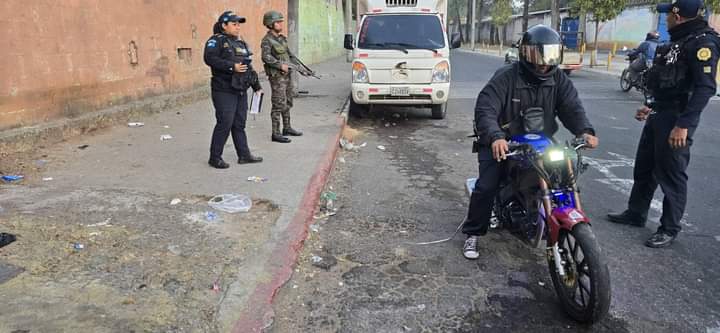 SEGURIDAD NACIONAL 
El Ejército de Guatemala, través de la Primera Brigada de Policía Militar "Guardia de Honor" en coordinación con PNC efectúan operaciones de seguridad en zona 1, 3, 7 y 8 ciudad capital.

#guateplurinacional 
📸 @Ejércitogt