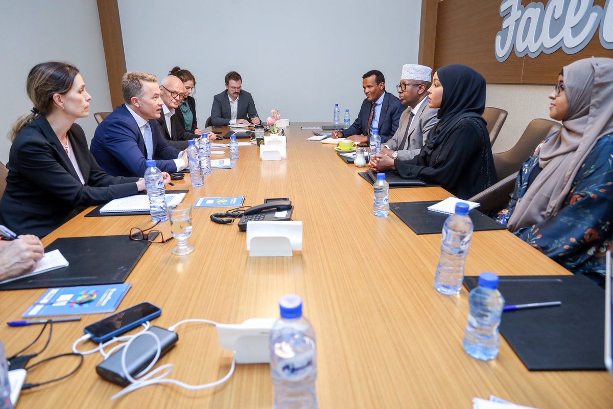 The Minister of Interior, Federal Affairs and Reconciliation H.E Ahmed Moallim Fiqi met with a high-level delegation led by the Deputy Minister of Foriegn Affairs of Norway H.E Andreas Kravik, for a discussion on stabilisation, reconciliation and regional developments.