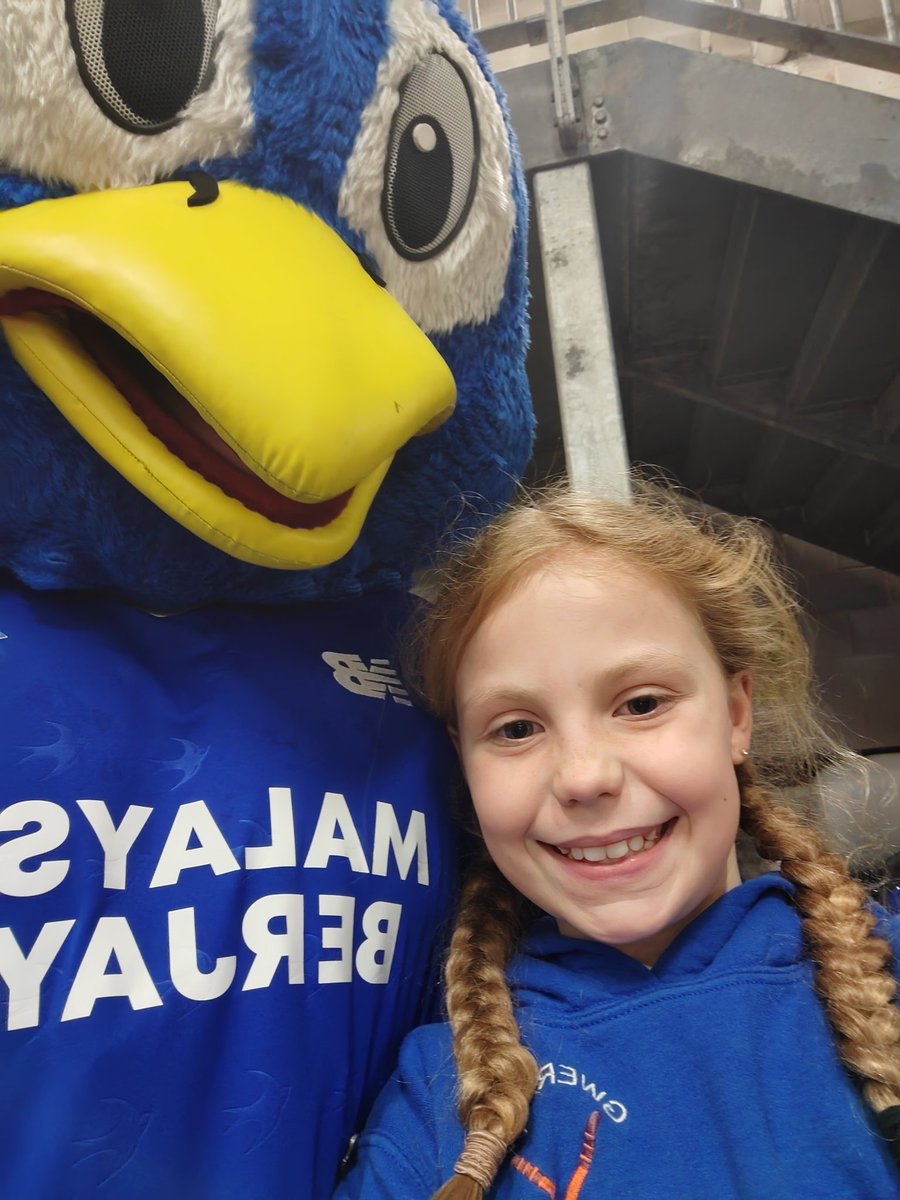RobGungey's tweet image. Youngest collected from school and on route to @CardiffCityFC! She's super excited for her #MASCOT experience and looking forward to (hopefully) walking out with her bestie, Perry NG! Let's make it 3 wins on the bounce 💪🏼#bluebirds @BluebirdBartley
