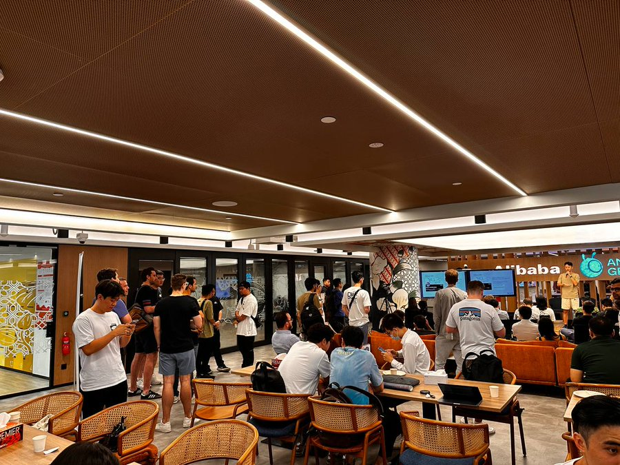 InferixGPU_'s tweet photo. The event is heating up with valuable insights from tech experts, builders &amp; investors on Autonomous Worlds, especially the power of #ZK + #AI 🔥

We're here right now to learn more, meet up enthusiasts and share the process &amp; plan of InferiX - a Decentralized GPU Network 🪩 https://t.co/BNj4oKMGYu