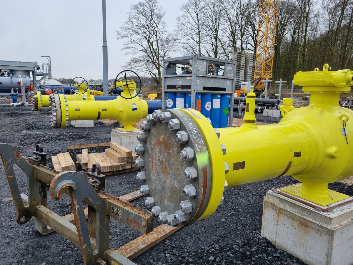 OpenGridEurope's tweet image. Nicht nur unsere Leitungen sind H2-ready: Auch unsere Kolleg:innen arbeiten sich fleißig in das Thema ein. 💪 
Die zukünftige H2-Trainingsstrecke nimmt bereits Form an. Hier wird das #teamoge bald praktisch für den Umgang  mit H2 geschult. 🚧 
#learningbydoing #wasserstoff #werne