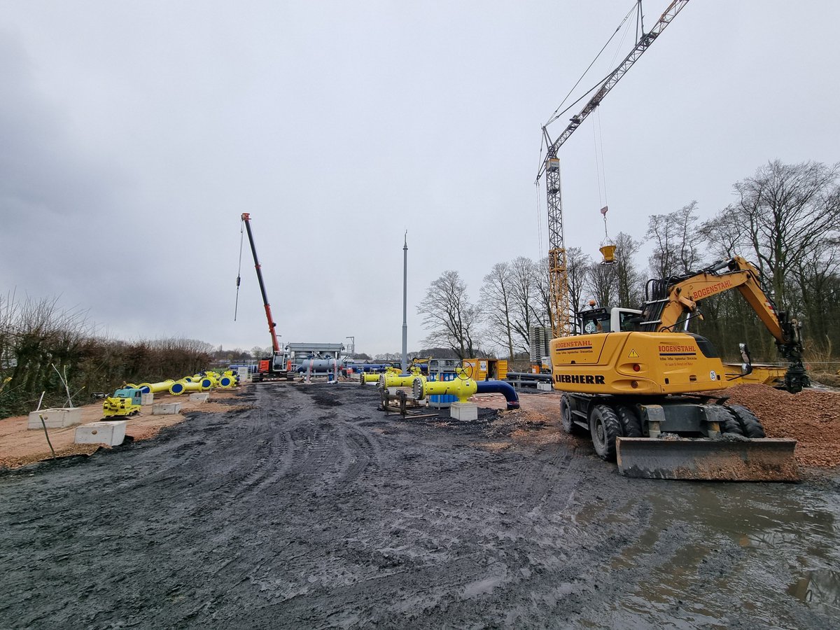 OpenGridEurope's tweet image. Nicht nur unsere Leitungen sind H2-ready: Auch unsere Kolleg:innen arbeiten sich fleißig in das Thema ein. 💪 
Die zukünftige H2-Trainingsstrecke nimmt bereits Form an. Hier wird das #teamoge bald praktisch für den Umgang  mit H2 geschult. 🚧 
#learningbydoing #wasserstoff #werne