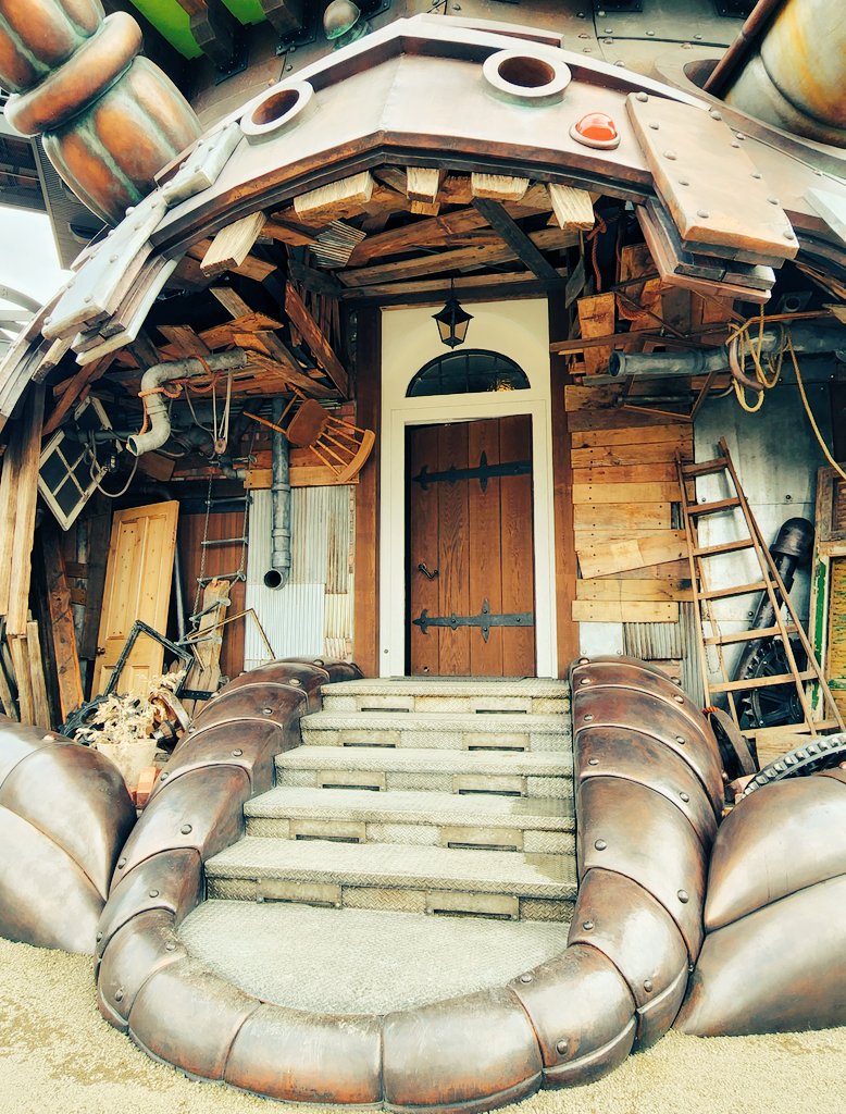 ジブリパーク魔女の谷 ハウルの城(中は撮影禁止) ドアノブを回すと