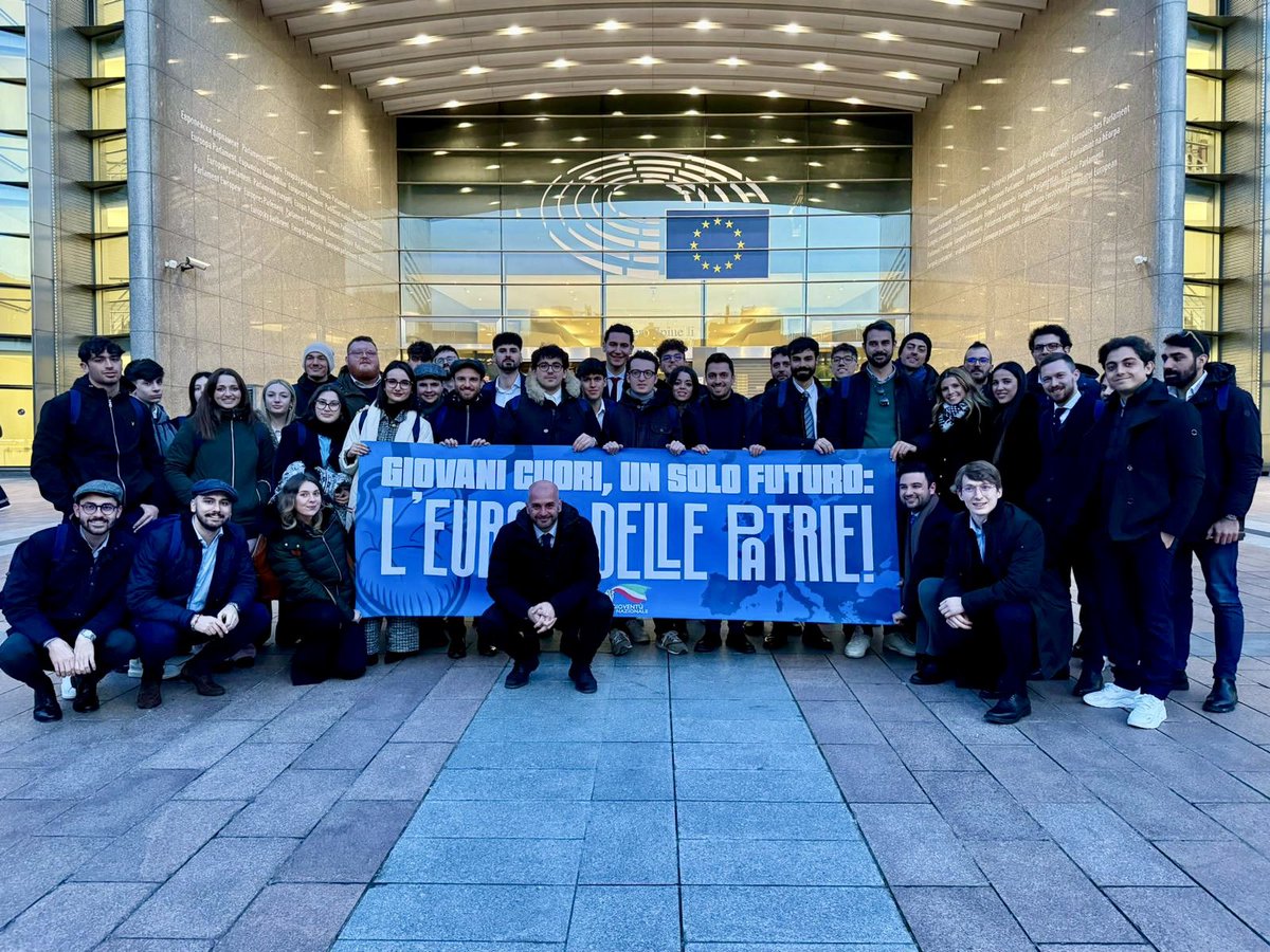 giachytocca's tweet photo. Nel ventre della balena con una delegazione di @Giov_Nazionale per due giorni di formazione e confronto sulle prossime sfide per la nostra generazione ✈️🇮🇹

Grazie all’on. @NProcaccini per l’ospitalità e l’organizzazione https://t.co/rtBZNyxHHw