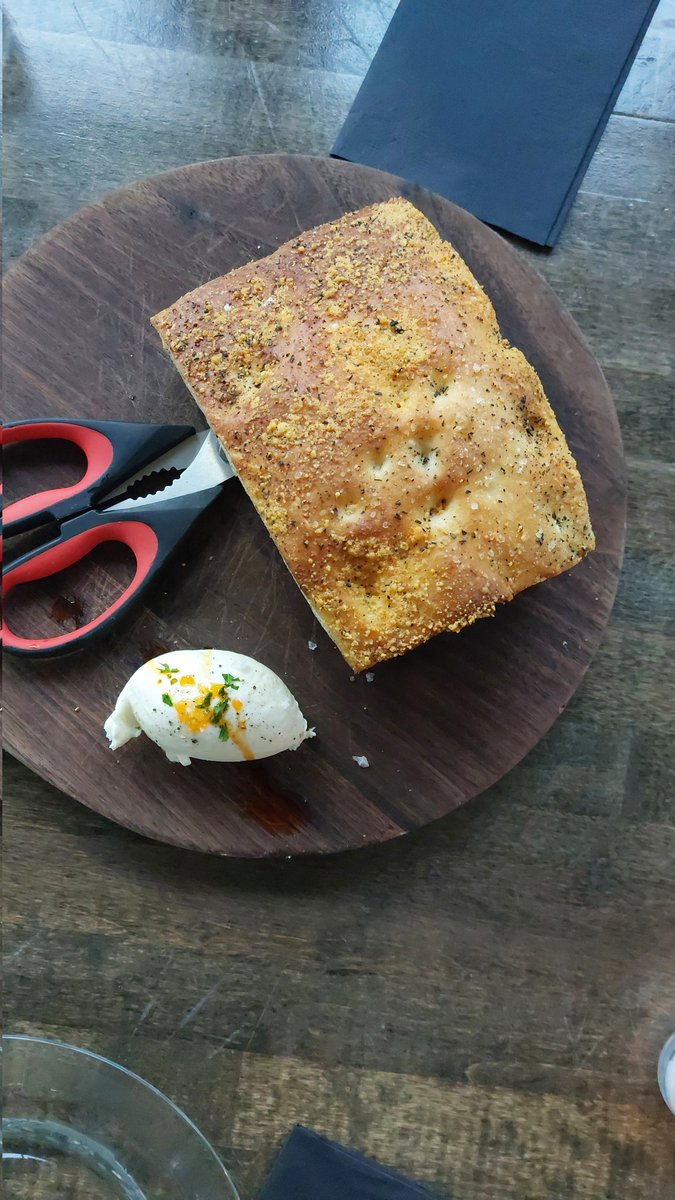 ieri sono andata ad un ristorante italiano qua in america e le mie aspettative erano stra basse maaaa avevano ma miglior pizza che io abbia mai mangiato da quando sono qua negli states 
(la focaccia era meh invece)
