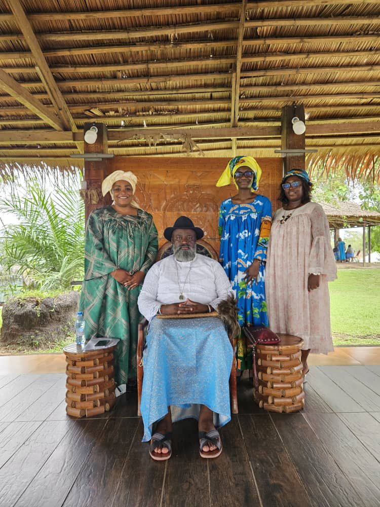 La présidente <a href="/gaelle_wondje/">Gaelle Wondje</a> et Gabrielle Touko la secrétaire générale de <a href="/prodecameroun/">PRODE</a> ont rencontré le roi sa Majesté <a href="/SongueMadiba/">Sa Majesté Songue Madiba Jamil , Roi Bakoko Wouri</a> dans le cadre du <a href="/fejamac/">Fejamac</a> 
Sa majesté nous fait l’honneur d’être le PARRAIN de cette première édition💚❤️💛
 À la reine Nadège et <a href="/didiertoko/">didi toko</a> 🙏🏾