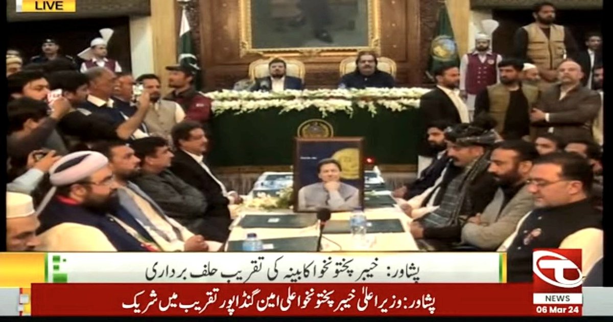 _miss_sheikh's tweet photo. عمران خان کی تصویر سامنے رکھ کر خیبر پختون خواہ میں وزرا نے حلف اٹھا لیا https://t.co/UFakcmuQee