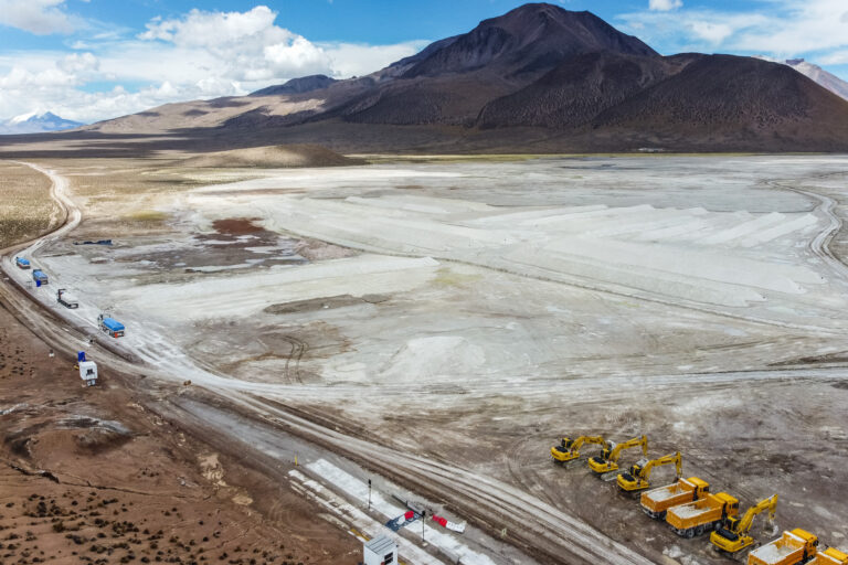 MongabayLatam's tweet photo. #LANZAMIENTO 🇨🇱🔎
@MongabayLatam y @ciper le pusieron la lupa a denuncias que enfrenta la minera Quiborax por intentar saltar las reglas ambientales en salar de Surire, en Chile. Encontramos que la compañía elaboró un plan para poder extraer mineral desde zonas restringidas. 1/11 https://t.co/yrWoNh9vGD