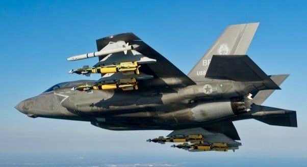 chasinglimits1's tweet image. F-35 weapons loaded
#F35 #F35Lightning #weapons #fighterjet #aviation #Military #airforce #Navy #USAF #Aircraft #missiles