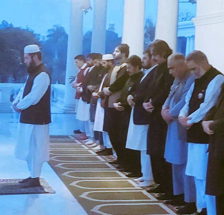 ZubairAliMayor's tweet photo. پشاور :
گورنر خیبرپختونخوا حاجی غلام علی، وزیر اعلی علی آمین گنڈا پور، ایم این اے اسد قیصر، سپیکر صوبائی اسمبلی بابر سلیم سواتی کا میئر پشاور زبیر علی کے امامت میں نماز مغرب. https://t.co/MR9jbEje6E