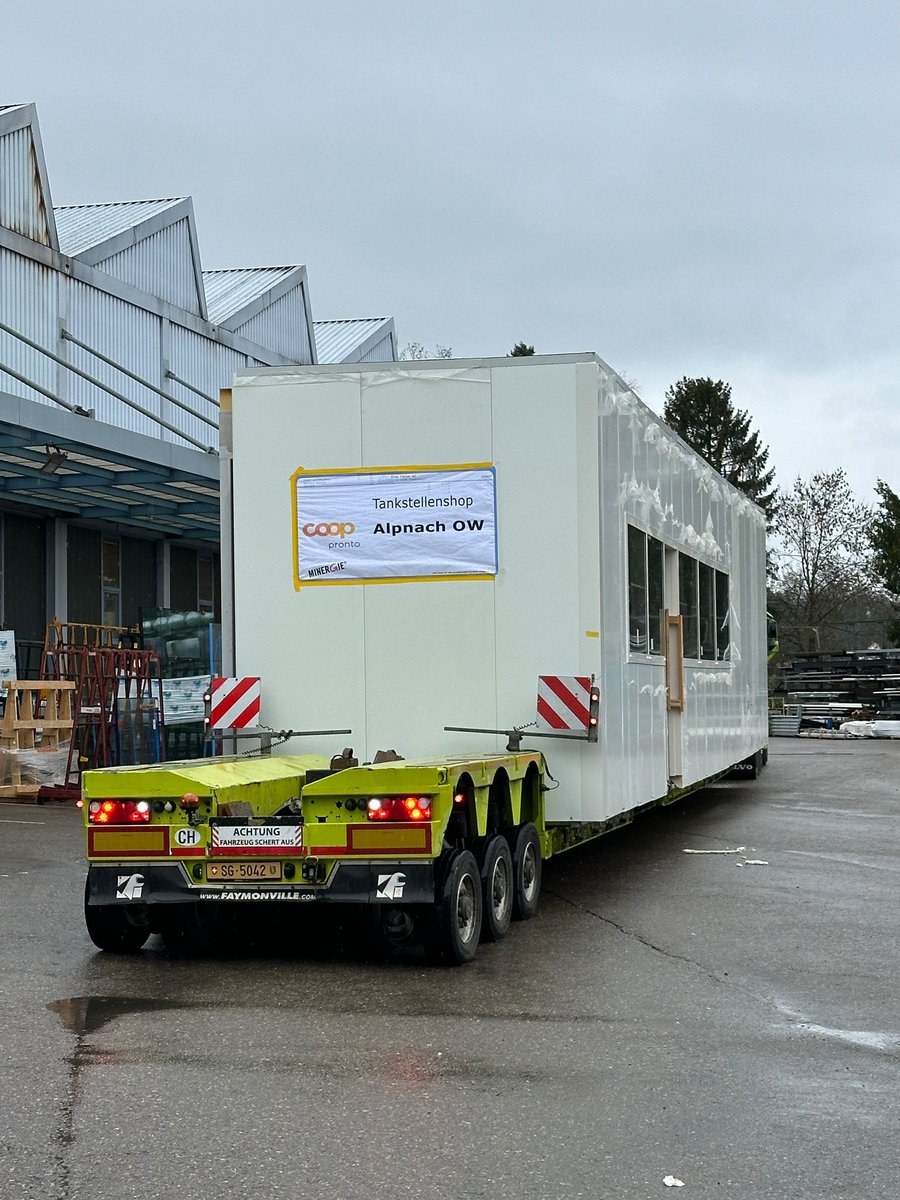 DianaGutjahr1's tweet photo. .... und wieder verlässt ein Schwertransport unser Werk in Romanshorn in Richtung Innerschweiz, nach Alpnach. Wir freuen uns zusammen mit unseren treuen Mitarbeitenden wieder einen Kunden bedienen zu dürfen. Einfach toll unser EFAG Team. #ernstfischerag https://t.co/jDQDSsMB2N