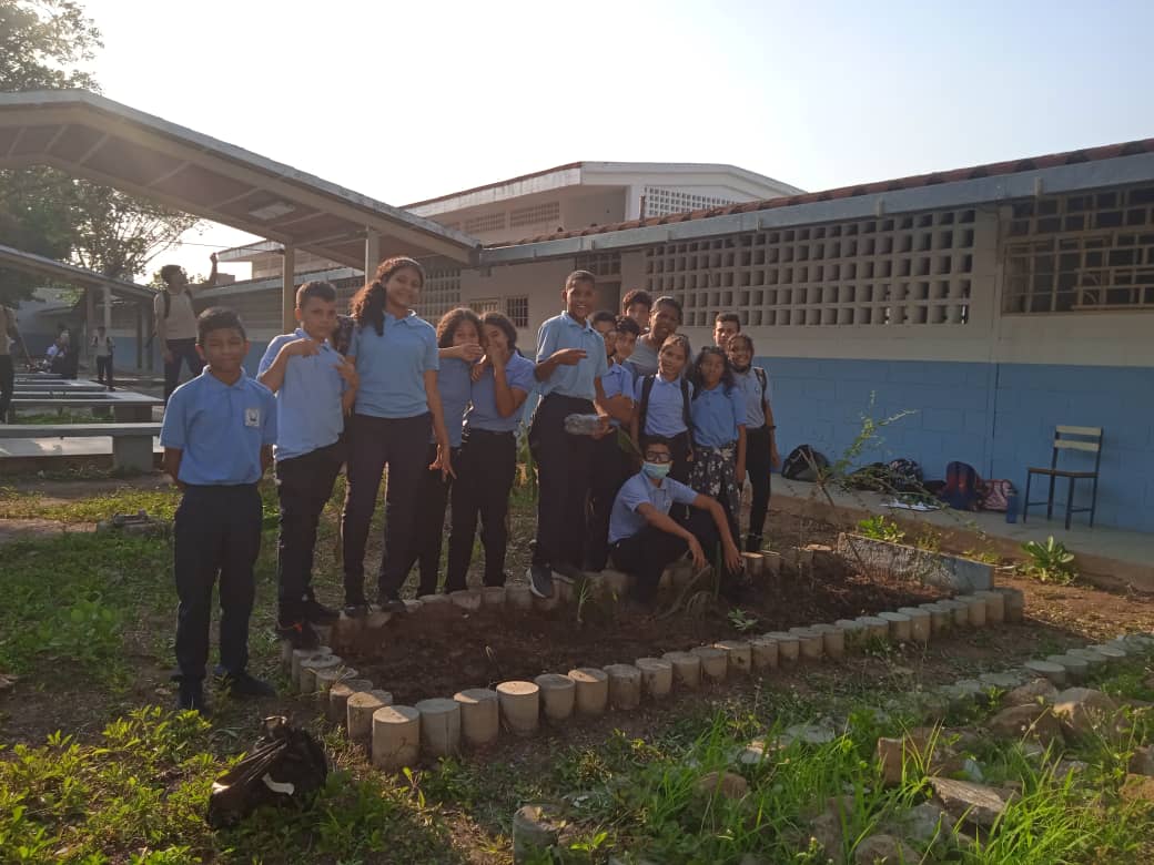 Actividades relacionadas a la siembra y conservación del  Conuco Escolar por parte de los estudiantes de la UEN Dr. José Bernardo Gómez en Barcelona- Edo. Anzoátegui 
<a href="/NicolasMaduro/">Nicolás Maduro</a> 
@MPPEDUCACION 
<a href="/_LaAvanzadora/">Yelitze Santaella</a>