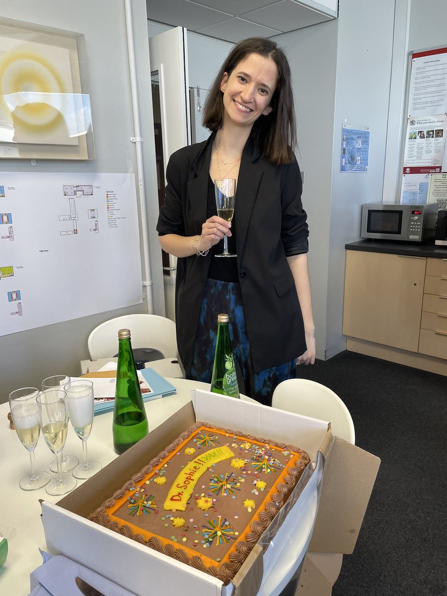 Congratulations to our new doctor, Dr Sophie Laroque! @laroquesophie93 Thank you to @PWilsonTeam and Dr Cathy Lefay @univamu @IcrUmr7273 Note all those beautiful antimicrobial star polymers fighting off S.Aureus on the cake.. 😉