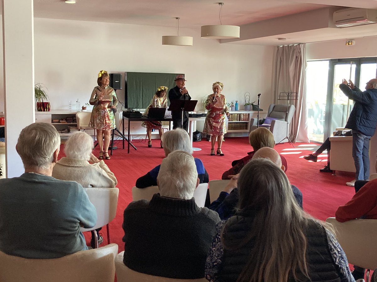 Cette après midi sur des rythmes divers et variés, la troupe Champagne est venue nous faire danser #senioriales #convivialite #MarseilleStLoup St Loup