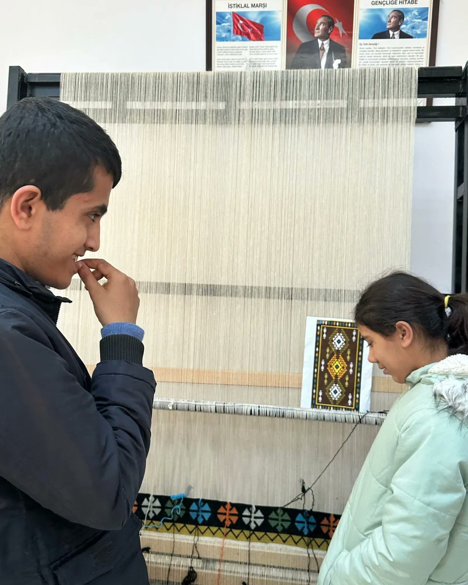 OlgunlasmaSiirt's tweet photo. Mehmet Akif Ersoy Ortaokulu özel eğitim öğrencileri ve öğretmenleri Sosyal ve Kültürel Etkinlikler kapsamında enstitümüzü ziyaret ederek atölyelerimizde üretilen ve yapılan çalışmaları görme fırsatı buldular. @Dr_KemalKzlkaya @mem_siirt @sadoglu_salih @OrhanDan6 @AbdulrahimAsla4 https://t.co/QLcqZOrell