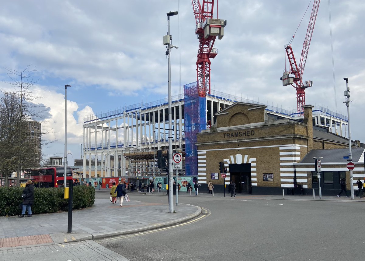 MyWoolwich's tweet photo. The new #WoolwichLeisureCentre is certainly coming along!
1️⃣ Proposed completion date: “Late 2025” (revised from Christmas 2024).
2️⃣ Budget: “£115m”
#Woolwich #WoolwichTownCentre #GeneralGordonSquare #Crossrail #ElizabethLine @Royal_Greenwich @morgansindallc @morgansindall https://t.co/YkChh0hUls