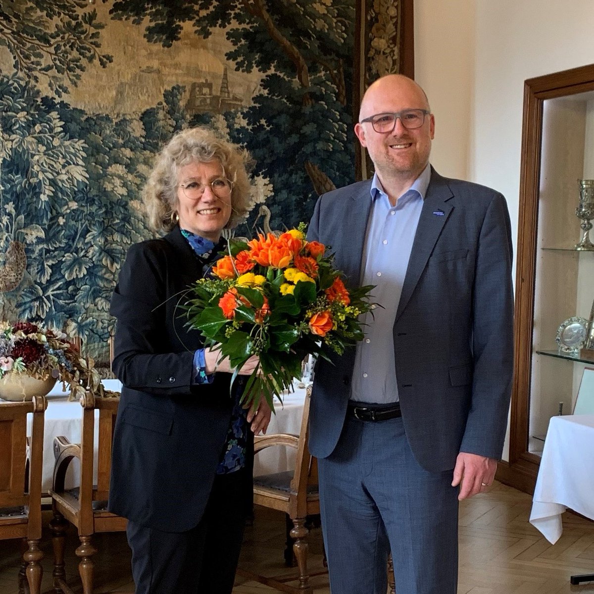 Antrittsbesuch unserer Generalkonsulin Hannah Tijmes bei @duisburg_de Oberbürgermeister #SörenLink: Vielen Dank für das konstruktive Gespräch – wir freuen uns, die guten Beziehungen bei #Wasserstoff, #Logistik, #Bildung &amp; Sprache und #Stadtentwicklung weiter auszubauen!