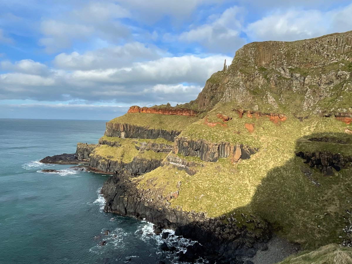 Trinity’s first year Geography&Geoscience students having a fabulous time studying the Geology of Antrim (…Giant’s Causeway, large igneous provinces, mass extinctions, sedimentary depositional environments, geological field mapping). @TCD_NatSci @TCDOnTheRocks @tcddublin