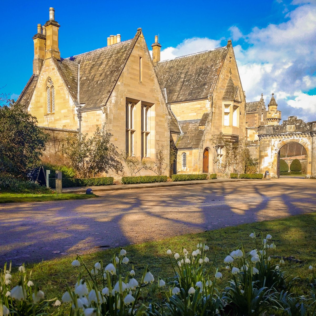 A gorgeous spring day at Abbotsford… 🌷✨

Book your unforgettable getaway: stay.scottsabbotsford.com/booking-availa…