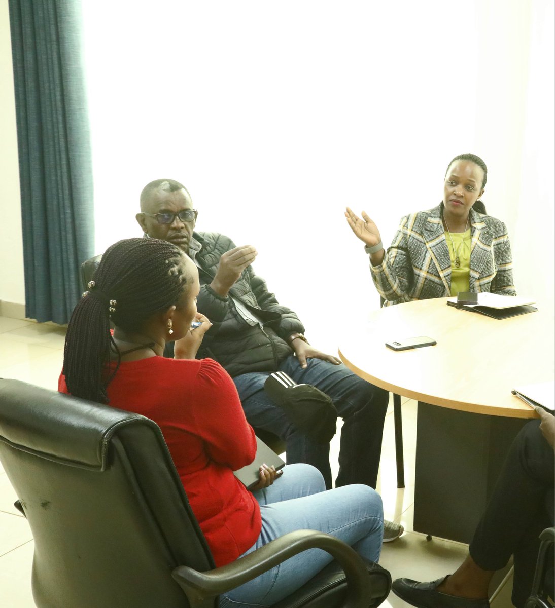 KayonzaDistrict's tweet photo. Uyu munsi umuyobozi w'Akarere Wungirije ushinzwe ubukungu Mme Munganyinka Hope yakiriye itsinda rya #Fessy, umuryango utari uwa Leta uharanira guteza urubyiruko imbere ugamije gushyira mu bikorwa umushinga wo kuhira no gutera ibiti bivangwa n'imyaka ku bufatanye na FONARWA, https://t.co/ivsWKvLtsv