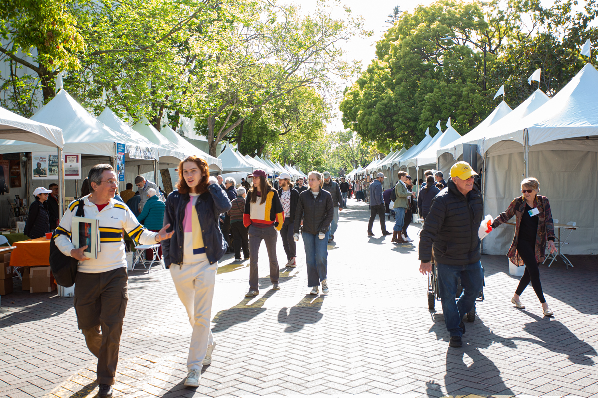 Exhibitor applications are open for the #baybookfest outdoor fair! Held on June 2, the Outdoor Fair is a lively experience packed with fun for festival attendees of all ages and interests. INFO: baybookfest.org/outdoorfair APPLY: eventhub.net/events/Bay-Are… 📸: Katherine Briccetti