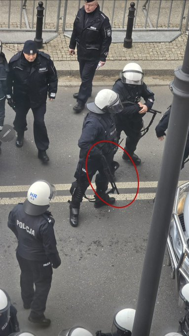 z0rr064's tweet photo. Niech mi teraz jakaś lewacka kurwa, albo chamsko hołociarska szmata pokaże fot. lub film z marszów wściekłych kurw, KODowców, pełowców, parasolek gdzie za rządów PiSu policja była wyposażona i używała BROŃ PALNĄ przeciwko obywatelom. https://t.co/bxMmXgUidm