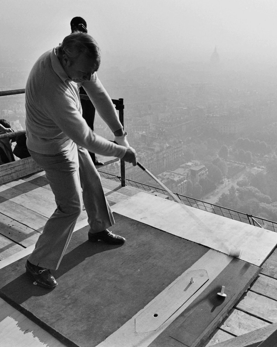 Throwback to when The King, Arnold Palmer, became the first person to hit golf balls off the famous @LaTourEiffel in 1976. 🇫🇷   Good luck to all the competitors at this week's @APInv! ⛱️ #Olympics | #Paris2024