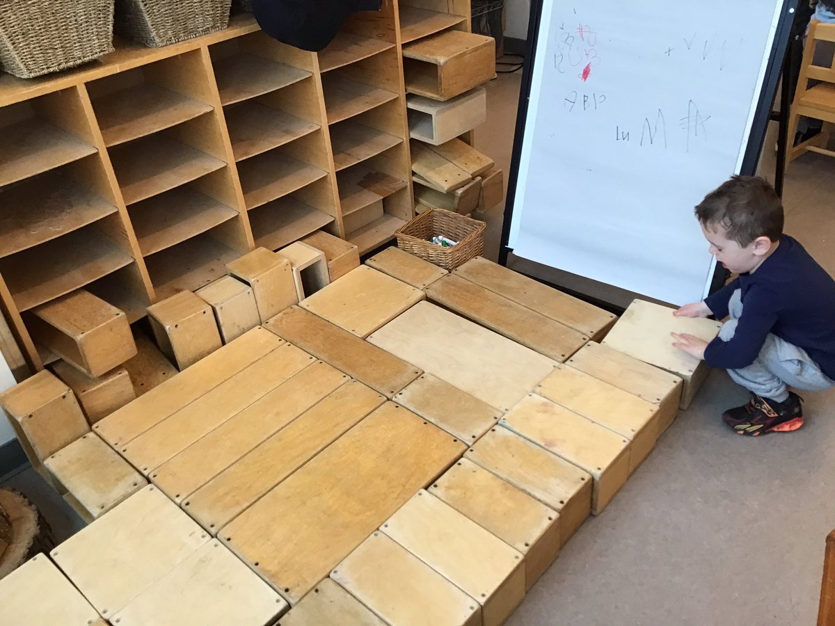 JBrentECE's tweet image. Spot the big block #mathchat
Two. Ends. Edge. Same. Length. Longer. Too. Square. Match. Rectangle. Brought to you by a #FadeInFadeOut #OpenPlay moment.