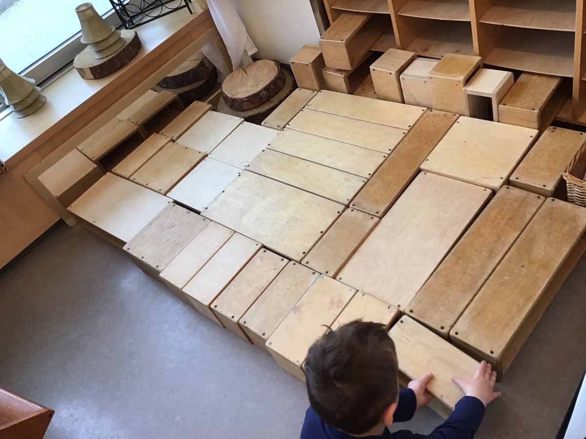 JBrentECE's tweet image. Spot the big block #mathchat
Two. Ends. Edge. Same. Length. Longer. Too. Square. Match. Rectangle. Brought to you by a #FadeInFadeOut #OpenPlay moment.