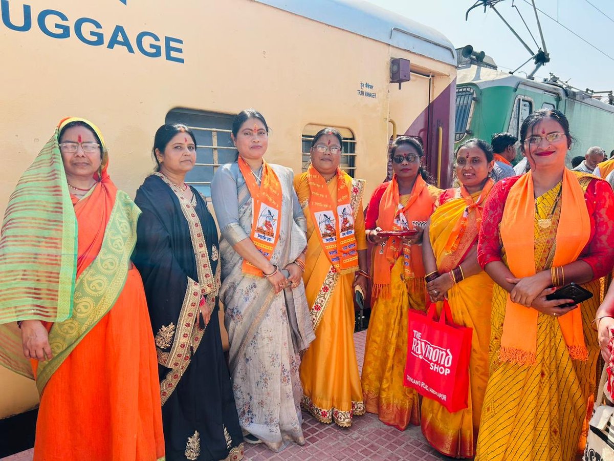 FuleshwariS's tweet photo. आज अम्बिकापुर से श्री राम लला के दर्शन के लिए #आस्था_स्पेशल_ट्रेन से सरगुजा संभाग के श्रद्धालुओं को लेकर श्री अयोध्या धाम में दर्शन हेतु भाजपा के शीर्ष नेतृत्व के द्वारा हरी झंडी दिखा कर ट्रेन को रवाना किया गया।
  #जय जय श्रीराम🙏🚩 https://t.co/FyjM928tLp