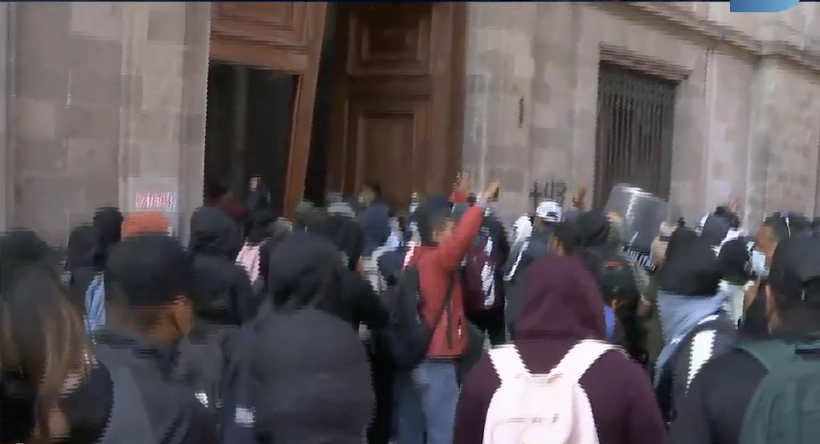 #AHORA En estos momentos, los encapuchados han derrumbado la puerta de Palacio Nacional